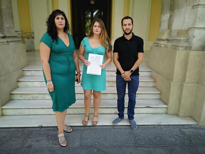 Los concejales de Adelante Sevilla en el Ayuntamiento hispalense Sandra Heredia, Susana Serrano y Daniel González Rojas, en una imagen de archivo