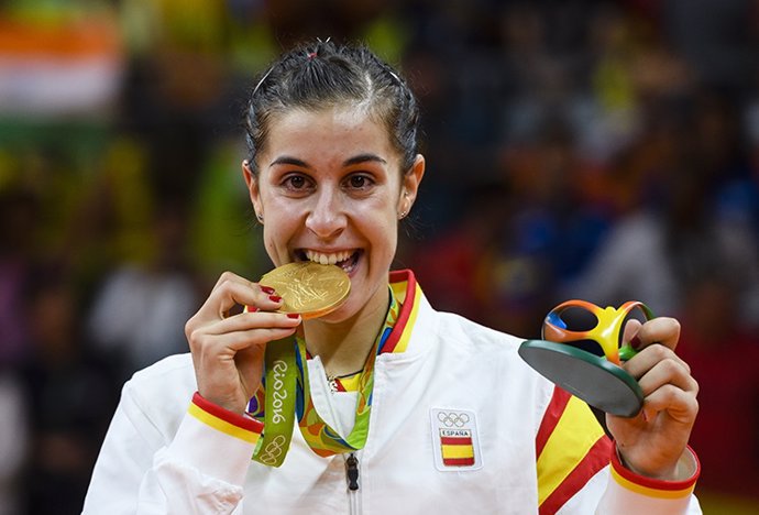 Carolina Marín posa con su medalla de oro en los Juegos Olímpicos de Río de Janeiro de 2016