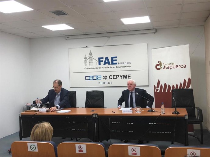 El presidente de FAE, Miguel Ángel Benavente, (i) y el presidente de la Fundación Atapuerca, Antonio Miguel Méndez Pozo (d).