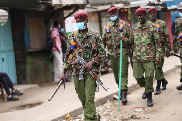 Policías con mascarilla patrullan en Nairobi