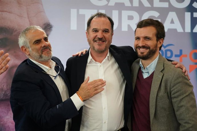 El candidato a lehendakari de la coalición PP+Cs, Carlos Iturgaiz, el presidente del PP, Pablo Casado, y el presidente de Cs en el Parlamento de Cataluña, Carlos Carrizosa. En Santurce (Vizcaya/País Vasco/España),  7 de marzo de 2020.