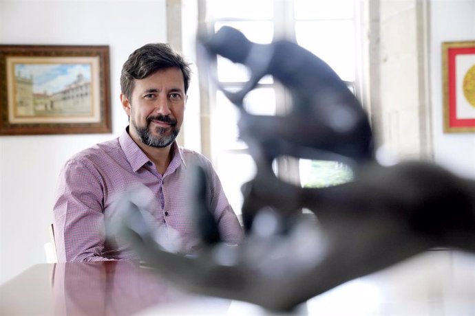 El candidato a la Presidencia de la Xunta por la coalición Galicia en Común-Anova Mareas, Antón Gómez-Reino, posa en la sede de Podemos durante una entrevista para Europa Press, en Santiago de Compostela, A Coruña, Galicia (España), a 17 de junio de 202