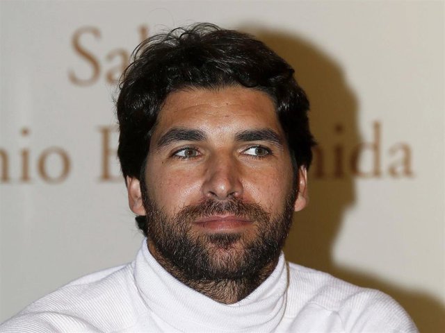 Cayetano Rivera, de lo más atento durante un coloquio taurino