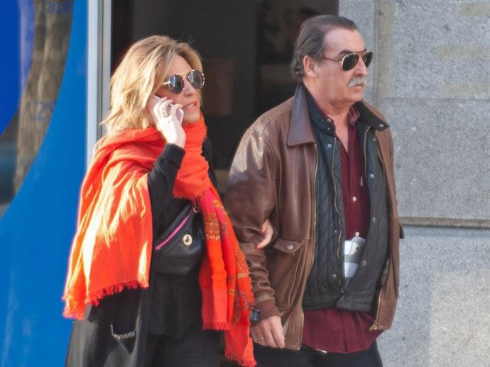 Lydia Lozano y su marido, Charly, pasean por las calles de Madrid