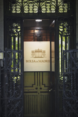 Puerta de entrada al edificio de la Bolsa de Madrid 