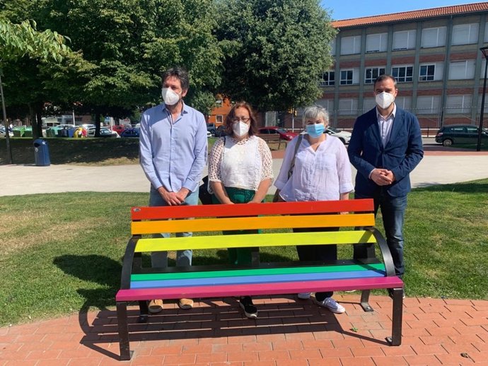La alcaldesa de Gijón,  Ana González, junto con otros concejales de su Equipo de Gobierno, durante la visita a los bancos arcoíris en el parque de La Serena