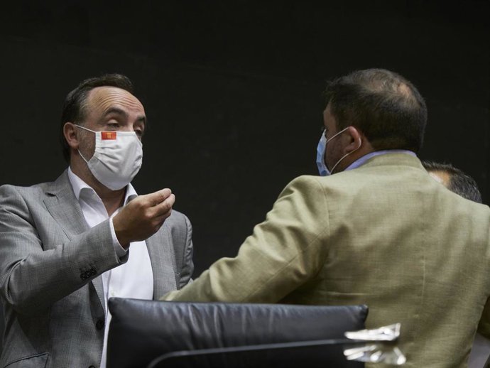 El portavoz de Navarra Suma, Javier Esparza, habla con el presidente del Parlamento de Navarra, Unai Hualde, en la Mesa y Junta de Portavoces de este lunes, 22 de junio de 2020.