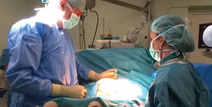 El doctor Blasco implanta un neuroestimulador como tratamiento avanzado para la incontinencia urinaria, en un quirófano del Hospital de Valme