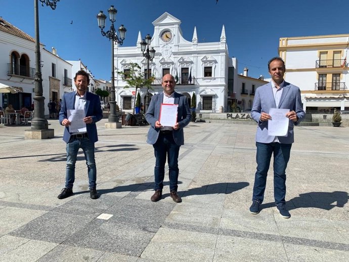 Representantes de PSOE, Adelante Cartaya-Izquierda Unida y Ciudadanos, frente al Ayuntamiento.