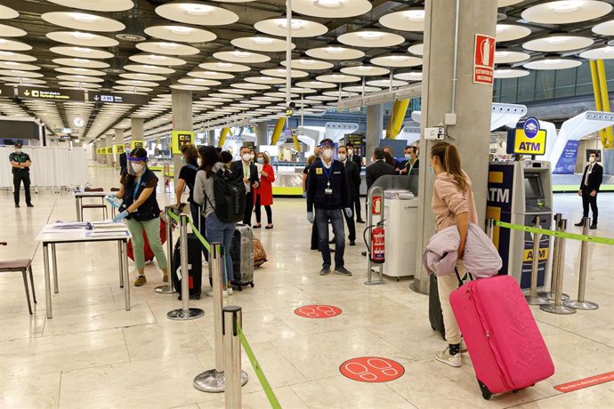 Control de temperatura en el Aeropuerto Adolfo Suárez Madrid-Barajas. En Madrid, (España), a 20 de junio de 2020.