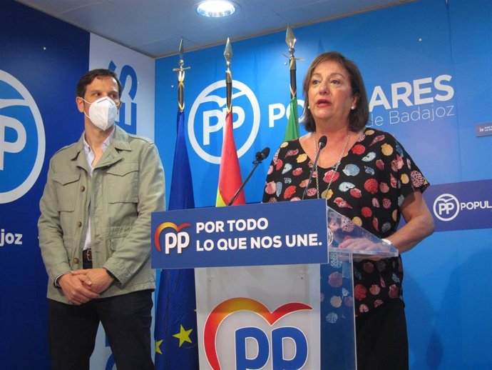 La diputada del PP Consuelo Rodríguez Piriz, y el concejal de Badajoz Antonio Cavacasillas