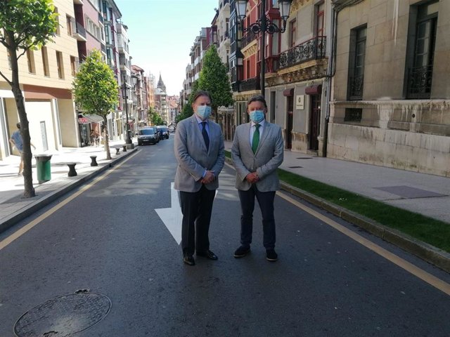 El alcalde, Alfredo Canteli, y el concejal de Seguridad Ciudadana, José Ramón Prado en la calle El Rosal.