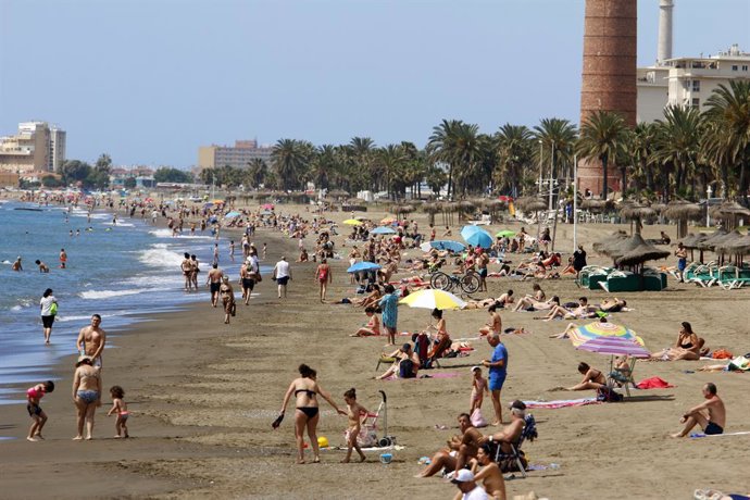 Los malagueños disfrutan de la playa 
