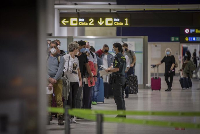 El aeropuerto de Sevilla recibe la llegada de su primer vuelo con turistas procedentes del extranjero, tras la reapertura de fronteras en España con países de la Unión Europea el pasado 21 de junio
