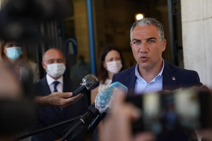 El consejero de Presidencia, Administración Pública e Interior de la Junta de Andalucía, Elías Bendodo, visita el puerto de Málaga