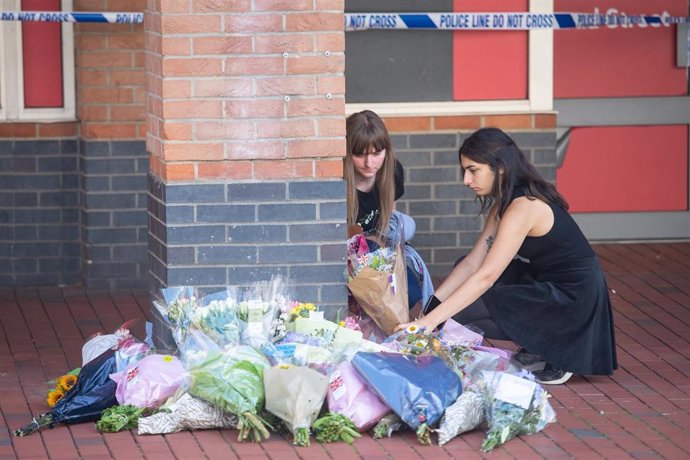 Flores en recuerdo de las víctimas en el lugar del atentado del sábado en Reading