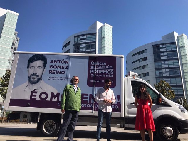 Antón Gómez-Reino, en el centro, junto a Luca Chao y Miguel Anxo Fernán-Vello en la presentación de la caravana electoral de Galicia en Común-Anova Mareas, de la que es el candidato a la Presidencia de la Xunta