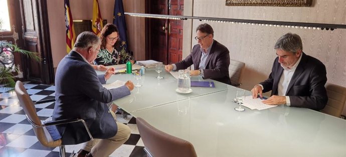 La presidenta del Consell de Mallorca, Catalina Cladera, se reúne con el presidente de Isba, Eduardo Soriano. También han participado en el acto el gerente de Isba, Jesús Fernández, y el conseller insular de Hacienda y Presupuestos, Josep Lluís  Colom.