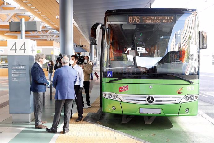 El consejero de Transportes, Movilidad e Infraestructuras, Ángel Garrido, habla con un conductor de una línea de autobús interurbano en el intercambiador de Plaza Castilla.