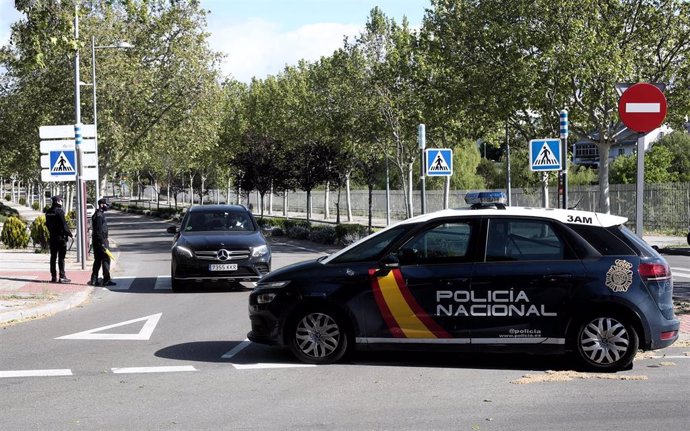Agentes de la Policía Nacional realizan un control en la entrada de la localidad madrileña de Pozuelo de Alarcón 