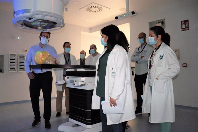 En la imagen, un momento de la formación de profesionales con el nuevo acelerador de radioterapia.