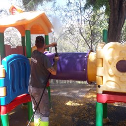 Desinfección de un parque infantil en Marbella (Málaga)