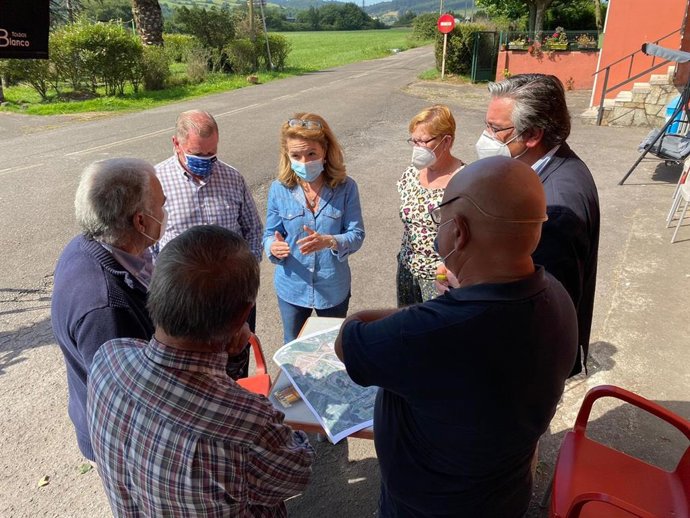 La portavoz del PP, Teresa Mallada, se reúne con representantes vecinales de San Andrés de los Tacones, en Gijón