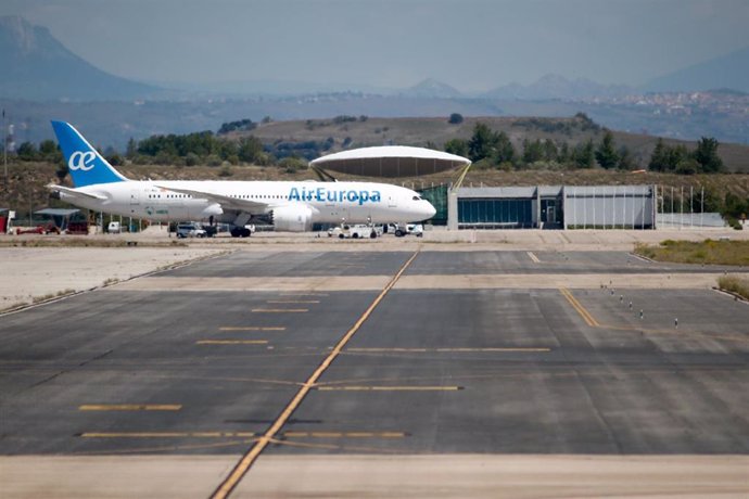 Un avión de Air Europa en la terminal 4 del Aeropuerto de Madrid-Barajas Adolfo Suárez. En Madrid (España), a 17 de mayo de 2020.