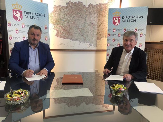 El presidente de la Diputación de León, Eduardo Morán, y el alcalde de Carracedelo, Raúl Valcarce, en la firma este lunes del convenio entre las dos administraciones.