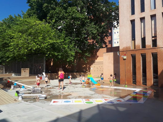 Un grup de nens fa activitats d'estiu a l'Escola Miró de Barcelona