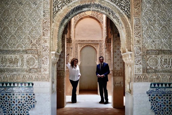 Estrella Morente junto al presidente de la Junta, Juanma Moreno, en la Alhambra