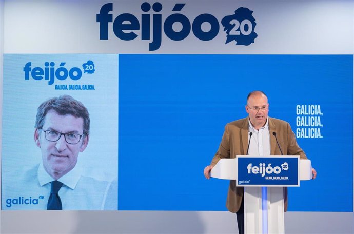 El secretario general del PPdeG, Miguel Tellado, presenta la imagen gráfica de la campaña de los populares gallegos.