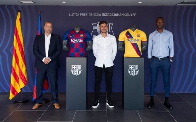 Renovación del jugador del FC Barcelona Nils Mortimer, en el centro, junto a Xavier Vilajoana y Éric Abidal