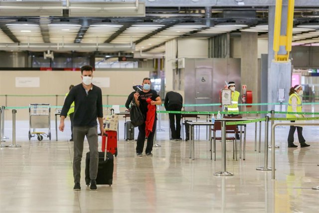 Varios pasajeros pasan un control en el Aeropuerto Adolfo Suárez Madrid-Barajas