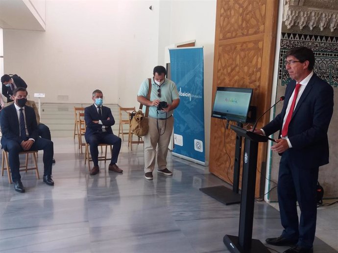 El vicepresidente de la Junta, Juan Marín, en presencia del alcalde de Granada, Luis Salvador, el primero por la izquierda, ambos de Cs