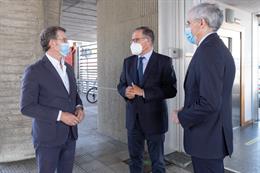 El clúster de automoción liderará el desarrollo de una infraestructura compartida de logística inteligente en Galicia El presidente de la Xunta, Alberto Núñez Feijóo, el presidente de Ceaga, Antonio Lloves, y el conselleiro de Economía, Emprego e Industria, Francisco Conde, este lunes