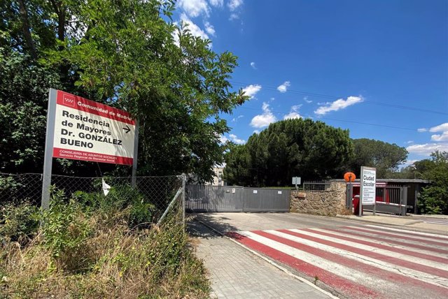 Cartel de entrada de la Residencia Doctor González Bueno, la residencia pública más grande de España, que ha cerrado sus puertas a visitas de familiares al recibir los resultados de las últimas PCR realizadas a los usuarios, que dejan una decena de casos 