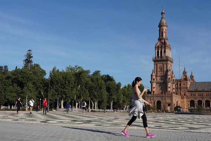Una joven pasea por la Plaza de España