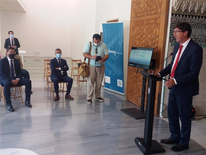 El vicepresidente de la Junta, Juan Marín, interviene en presencia del alcalde de Granada, Luis Salvador, y su edil de Turismo, Manuel Olivares