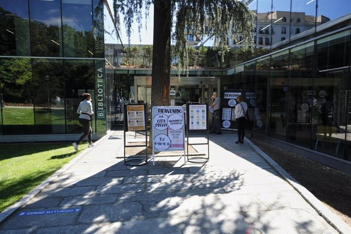 Transeúntes observan la puerta de la Biblioteca Pública Municipal Eugenio Trías