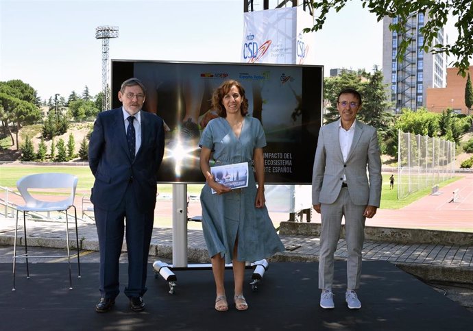 La presidenta del CSD, Irene Lozano, entre los presidentes de España Activa, Jaime Lissavetzky, y de la ADESP, José Hidalgo
