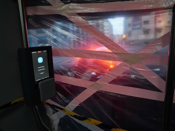 Bloqueo de plástico para delimitar la zona del contuctor de un autobús urbano durante el Estado de Alarma 