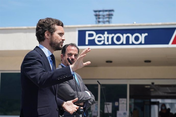 El presidente del Partido Popular, Pablo Casado, junto al candidato a lehendakari de la coalición PP+Cs, Carlos Iturgaiz (d), en su visita al complejo petroquímico de Petronor en Muskiz, Vizcaya, País Vasco (España), a 22 de junio de 2020.