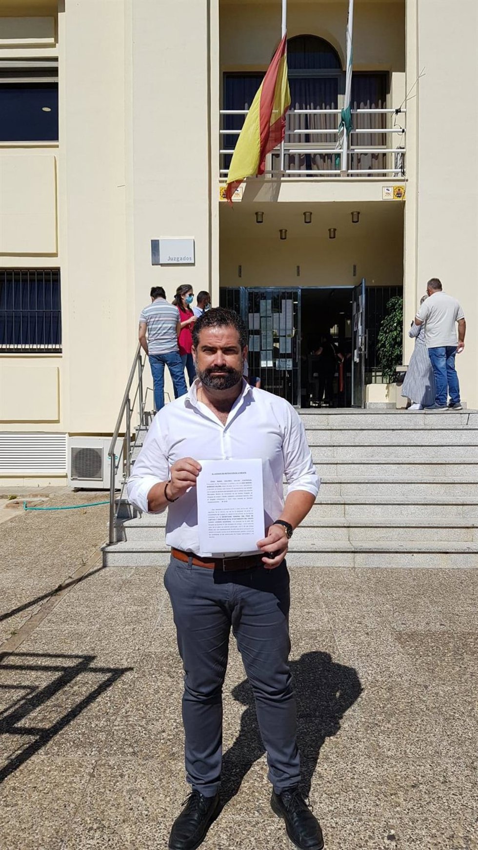 El alcalde de Cartaya, Manuel Barroso (PP), tras interponer la denuncia en el juzgado.