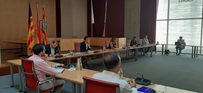 Los consellers Marc Pons y Miquel Mir en una reunión en Menorca