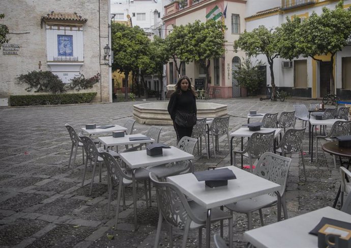 Veladores de un restaurante del barrio de Santa Cruz, en Sevilla, en una imagen de archivo
