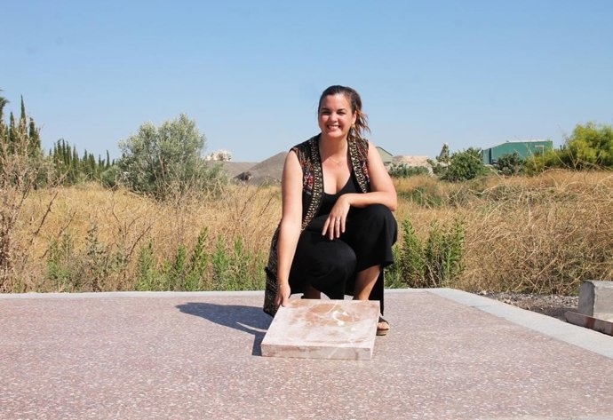 Sandra Gómez posa junto al asfalto que se colocará en la plaza del Ayuntamiento
