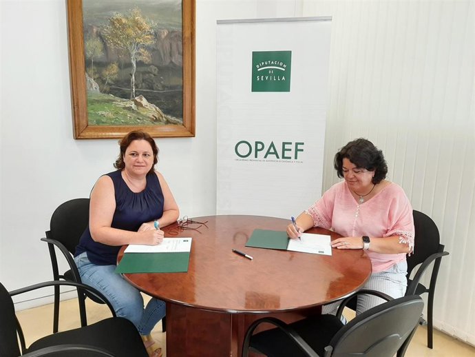 Firma del acuerdo en la sede del Opaef