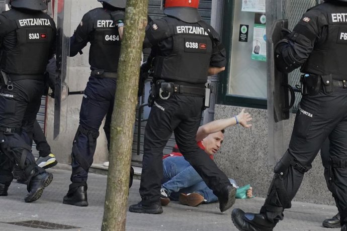 Agentes de la ertzaina cargan contra un hombre que quería cortar un mitin del secretario general de Vox, Javier Ortega Smith