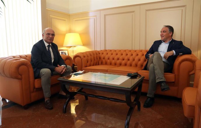 El presidente de la Autoridad Portuaria de Málaga, Carlos Rubio, y el consejero de Presidencia, Elías Bendodo, en una reunión para analizar el impacto del COVID-19 en las instalaciones